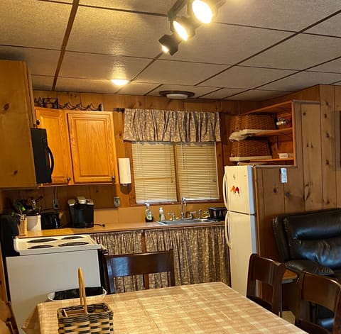 kitchen: Keurig, coffee pot, toaster