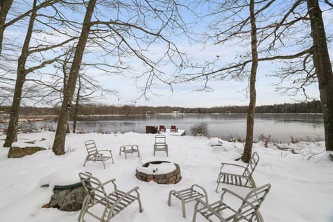 ★☆LAKEFRONT HOME☆★ Create last memories at lakeside in the Poconos!  Unwind by the serene waters, enjoy family fun, and experience the beauty of nature.