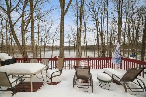 ★☆LAKEFRONT HOME☆★ Wake up to breathtaking lake views at 'The Lakefront' in the Poconos! Just steps away from the water, it's perfect for family fun and relaxation. Enjoy the beauty of nature
