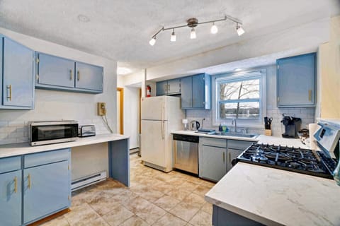 ★☆LAKEFRONT HOME☆★Kitchen- Cook up a storm in our fully equipped kitchen featuring modern appliances, ample counter space, and a bright, airy atmosphere. Perfect for preparing family meals or enjoying a morning coffee with a view!
