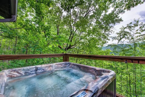 Hatcher Top Hideout's bubbling hot tub