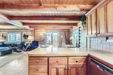 From Kitchen to Nature - A Seamless Flow to Dining with Stunning Views