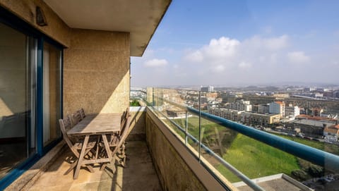 Spacious balcony with stunning panoramic views over Póvoa de Varzim. A perfect spot to relax, enjoy outdoor dining, and take in the fresh ocean breeze.
#SeasideEscape #BalconyViews #PovoaDeVarzim #RelaxingStay #PortugalTravel