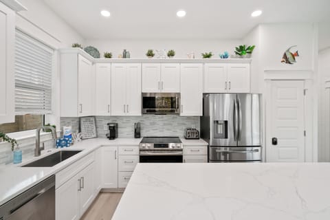 The kitchen has all the appliances needed to make meal prep easy.