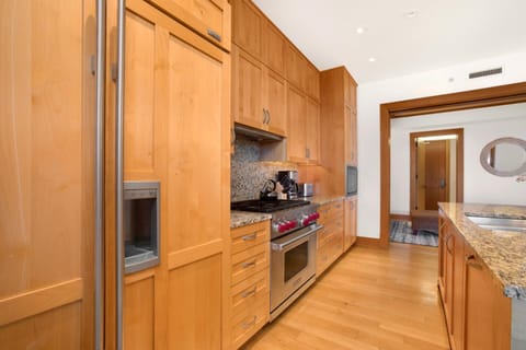 Cabinets glow like toasted brioche while light pours in, making your smoothie feel like it’s starring in a film