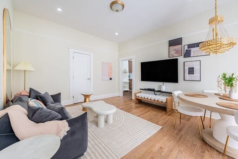 Modern elegance and comfort.
• Jersey City apartment near NYC