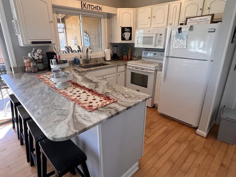 Well equipped kitchen (keurig, drip coffee, toaster oven, crock pot & electric wok)