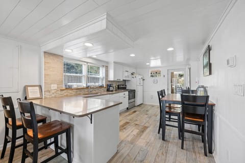 Kitchen & Dining: Bright and airy space perfect for family meals and beachside brunches!