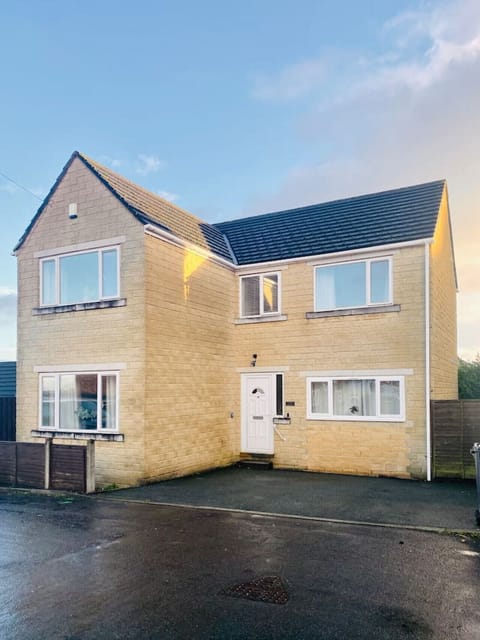 [Exterior] Driveway parking for 2 cars & ample off street parking