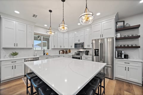 Absolutely stunning modern kitchen and bar that seats 6. The perfect spot for breakfast!