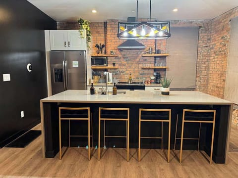 Dine in style at the dining area of Russel Masterhouse. With modern finishes and cozy seating, this Columbus Airbnb space is perfect for relaxed dinners and festive gatherings! 