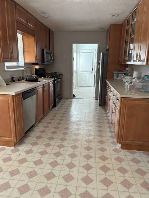 Fully equipped kitchen, microwave, silverware, etc.