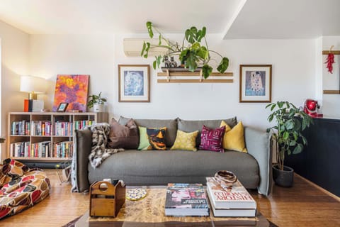 LOUNGE/LIVING/DINING: Open plan living with views to Brunswick Rd and the Lygon St intersection. Let your mind wander down memory lane in this funky space designed with serious reminiscing in mind.