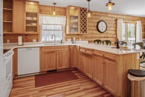 From morning coffee to home-cooked meals, this kitchen has you covered!