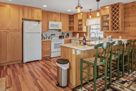 Cook with ease in this fully stocked kitchen—everything you need for a perfect meal!
