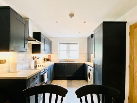 [Kitchen] With dishwasher, washing machine