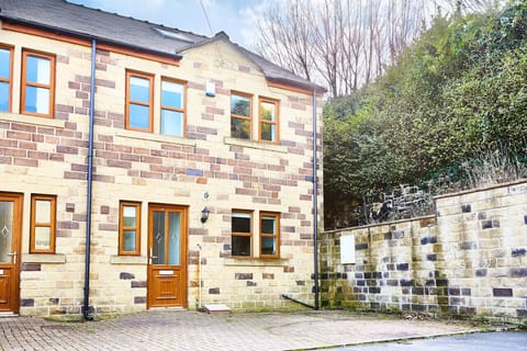 This proud Yorkstone home is set in a private courtyard, tucked away from the hustle and bustle of town. You can park up and relax with 2 parking bays to the front. Inside a warm welcome greats you with some yummy cookies and Yorkshire tea as a treat