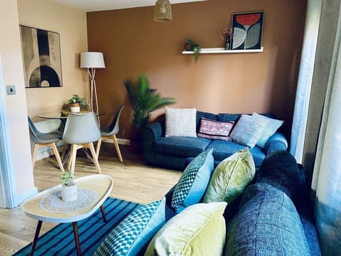 [Living Room] With Dining Table