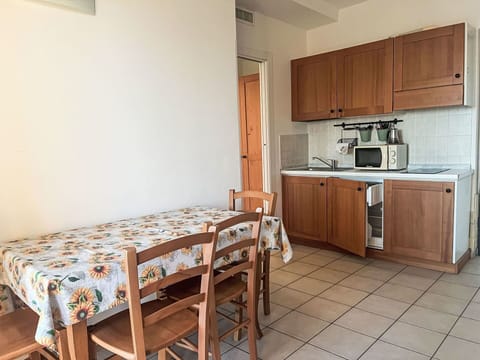 Furniture, Outdoor Furniture, Chair, Garden, Flowerpot, Patio, Outdoor Table, Estate, Houseplant, Landscaping