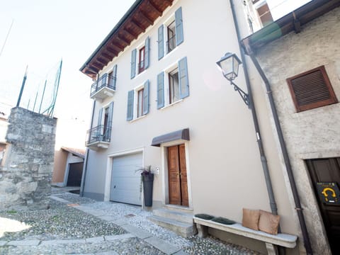 Wall, Building, Window, Facade, Door, Town, House, Architecture, Residential Area, Home