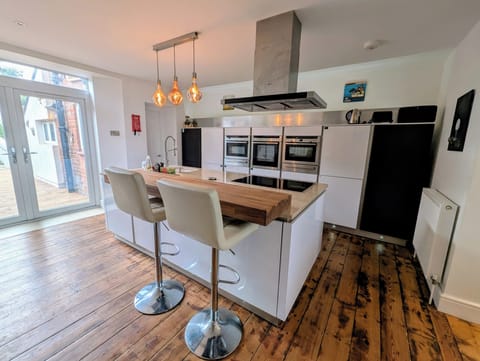 Well-equipped kitchen with breakfast bar.
