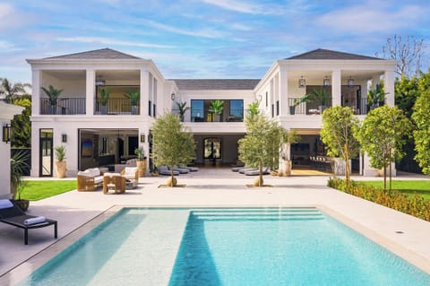 Villa Royale by LuxJB. BH Flats Mansion w Pickleball &Â Basketball court.