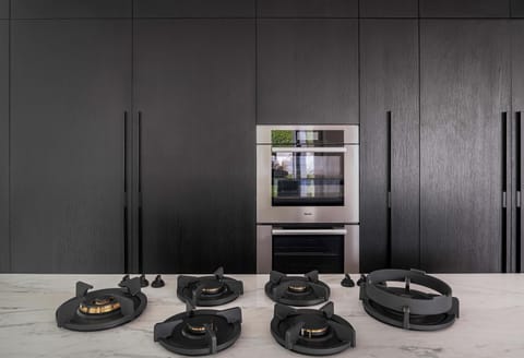 Villa Royale by LuxJB. BH Flats Mansion w Pickleball &Â Basketball court.