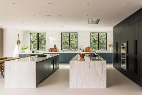 Villa Royale by LuxJB. BH Flats Mansion w Pickleball &Â Basketball court.