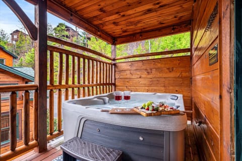 Soak in the hot tub and enjoy the fresh mountain air!