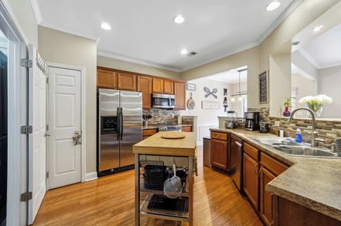 Full kitchen for cooking great meals!