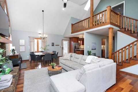Living room with top floor overlook