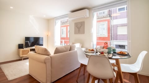 Bright, contemporary living space designed for relaxed city stays. Big windows flood the apartment with natural light, while the cozy lounge and dining area create the perfect setting for slow mornings.
#LovelyStay #CityApartment #ModernLiving