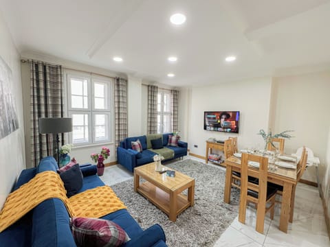 Cozy living room w/ Smart TV & AC, steps from Edgware Rd, Marble Arch, Hyde Park
