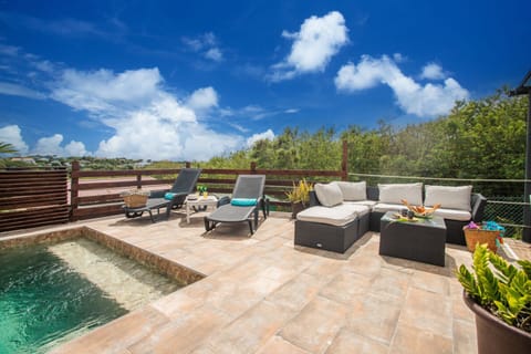 Rent the Bleu diamond villa for your vacation in Martinique. Just 10 minutes from Mabouya beach, it is ideal for a family stay.