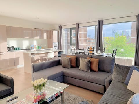 Sleek 3-bedroom flat with life in Southward, Bourough near The Shard