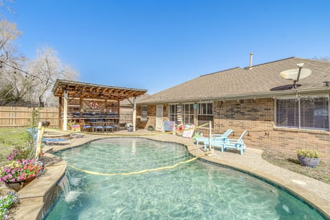 Spring Vacation Rental | 4BR | 2BA | 1 Step to Enter | 1,600 Sq Ft