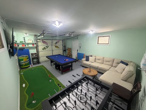 Game Room!! 55" Smart Tv, Putting Green, and Gatorade Ice Barrel Cooler