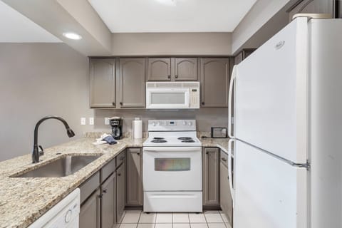 One Bedroom Condo - Fully Equipped Kitchen