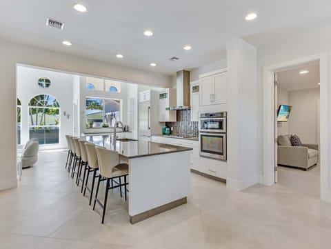 Additional seating for up to 6 guests at the modern kitchen island