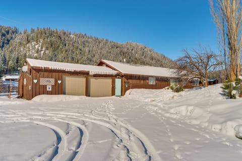 Leavenworth Vacation Rental | 2BR | 1.5BA | 3 Steps to Enter | 1,680 Sq Ft