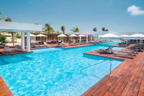 Relax by our stunning pool! Paradise begins here.