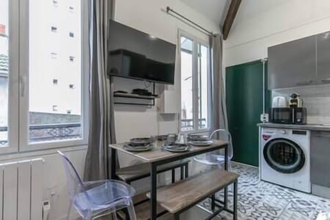 Cuisine équipée avec coin repas (2)