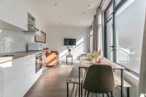 Cuisine équipée avec coin repas (2)