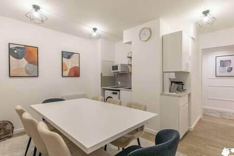 Cuisine équipée avec coin repas (1)