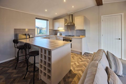 Hazelwood Deluxe Lodge, Low Gate - Host & Stay