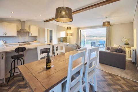 Hazelwood Deluxe Lodge, Low Gate - Host & Stay