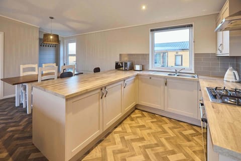 Hazelwood Deluxe Lodge, Low Gate - Host & Stay