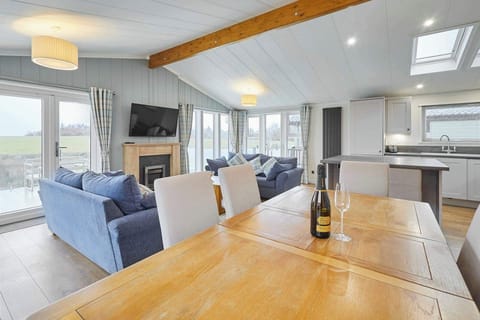 Juniper Deluxe Lodge, Low Gate - Host & Stay