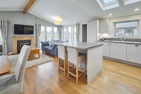 Juniper Deluxe Lodge, Low Gate - Host & Stay