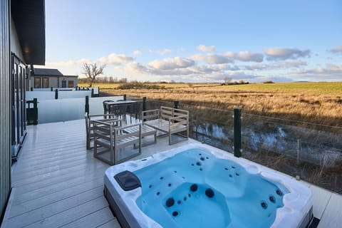 Juniper Deluxe Lodge, Low Gate - Host & Stay